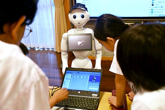立命館小学校でのPepperプログラミング授業風景