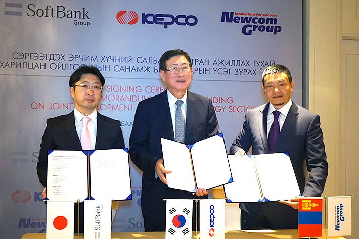 (From left) Shigeki Miwa (General Manager, CEO Project Office/Strategy Planning Office of SoftBank Group Corp.), Cho Hwan-Eik (President & CEO of Korea Electric Power Corporation) and Enkhbold Nyamjav (CEO of Newcom LLC)